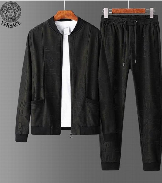 Les ensembles survêtement Versace pour homme allient performance et style avec audace. Leur design luxueux et leur finition impeccable en font un choix privilégié pour ceux qui recherchent l'élégance dans leur tenue sportive.