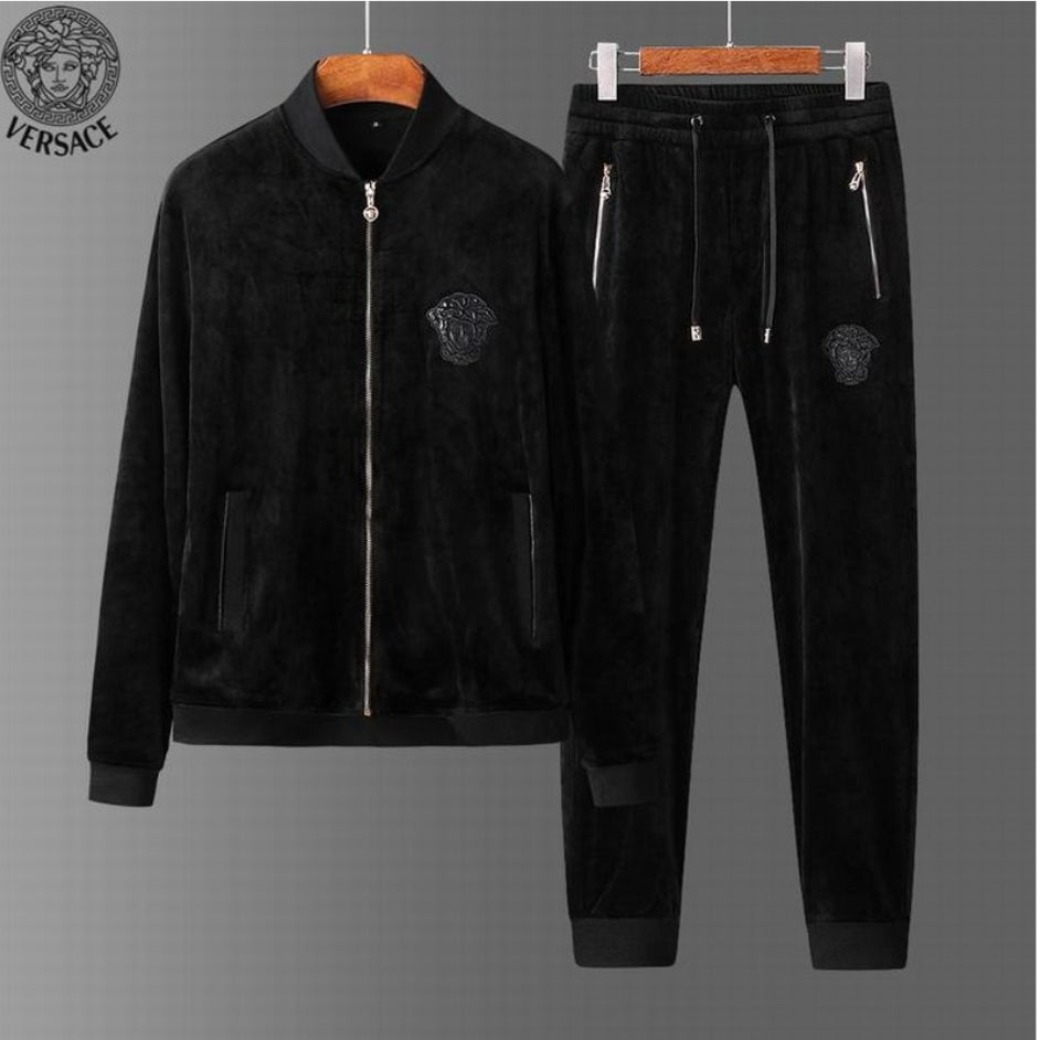 Les ensembles survêtement Versace pour homme allient performance et style avec audace. Leur design luxueux et leur finition impeccable en font un choix privilégié pour ceux qui recherchent l'élégance dans leur tenue sportive.