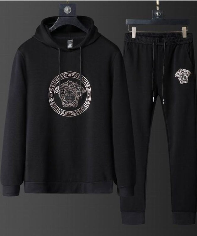 Les ensembles survêtement Versace pour homme allient performance et style avec audace. Leur design luxueux et leur finition impeccable en font un choix privilégié pour ceux qui recherchent l'élégance dans leur tenue sportive.
