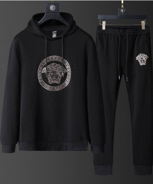 Les ensembles survêtement Versace pour homme allient performance et style avec audace. Leur design luxueux et leur finition impeccable en font un choix privilégié pour ceux qui recherchent l'élégance dans leur tenue sportive.