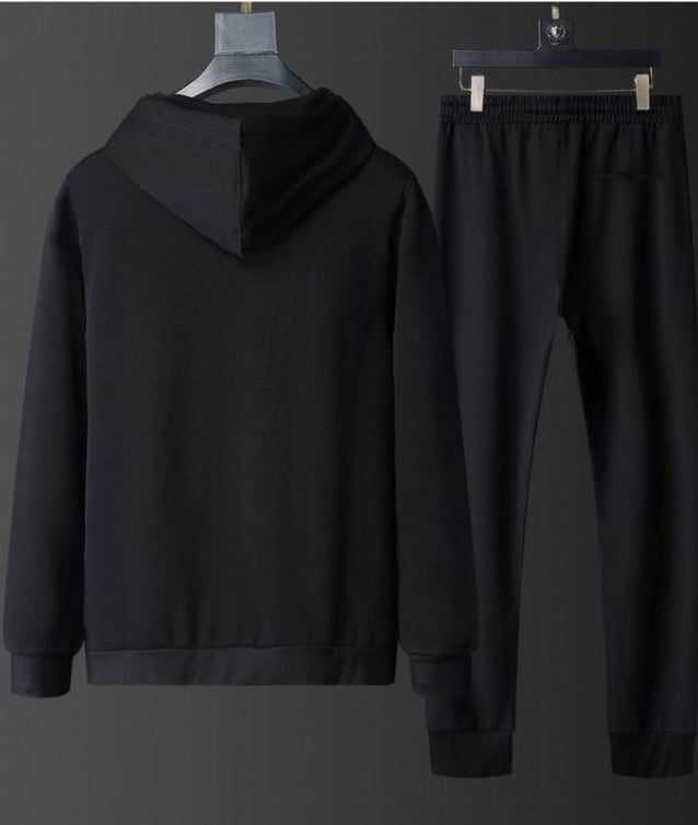 Les ensembles survêtement Versace pour homme allient performance et style avec audace. Leur design luxueux et leur finition impeccable en font un choix privilégié pour ceux qui recherchent l'élégance dans leur tenue sportive.