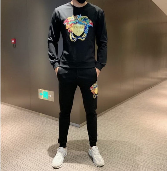 Les ensembles survêtement Versace pour homme allient performance et style avec audace. Leur design luxueux et leur finition impeccable en font un choix privilégié pour ceux qui recherchent l'élégance dans leur tenue sportive.