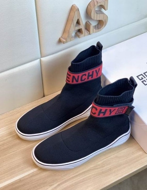 les chaussures Givenchy Femme sont un témoignage de l'engagement de Givenchy à combiner style et sophistication.