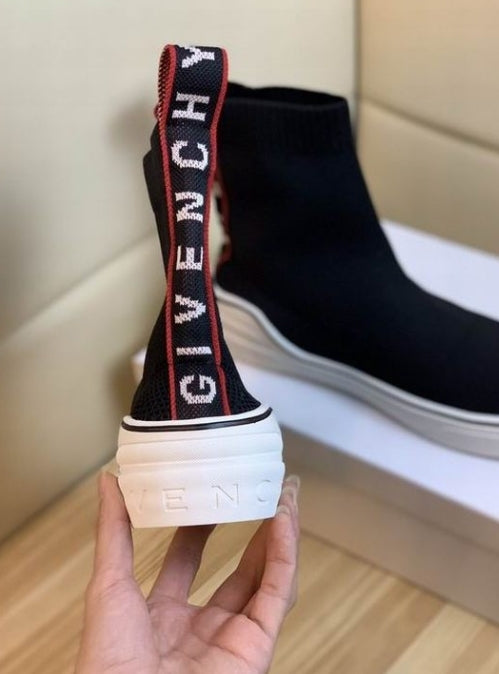 les chaussures Givenchy Femme sont un témoignage de l'engagement de Givenchy à combiner style et sophistication.