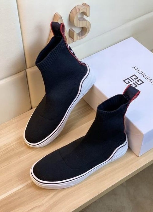 les chaussures Givenchy Femme sont un témoignage de l'engagement de Givenchy à combiner style et sophistication.