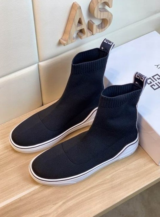 les chaussures Givenchy Femme sont un témoignage de l'engagement de Givenchy à combiner style et sophistication.
