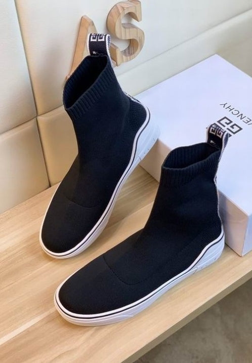 les chaussures Givenchy Femme sont un témoignage de l'engagement de Givenchy à combiner style et sophistication.