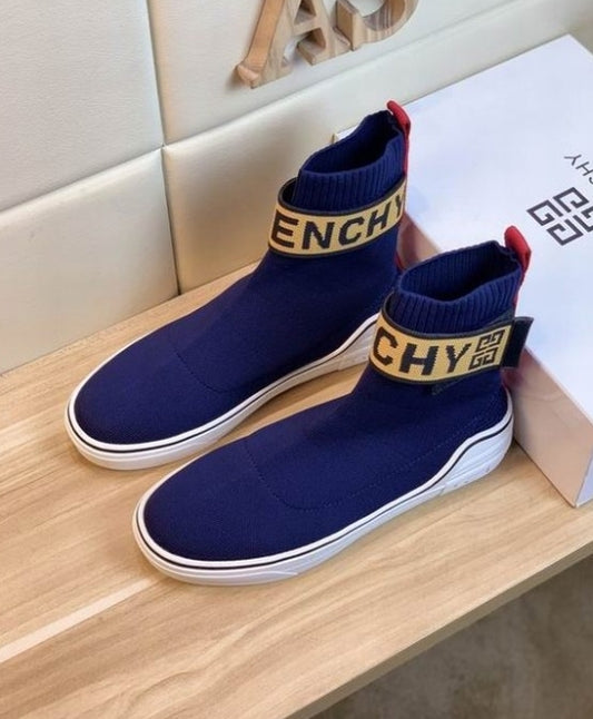 les chaussures Givenchy Femme sont un témoignage de l'engagement de Givenchy à combiner style et sophistication.