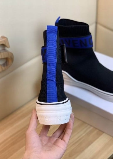 les chaussures Givenchy Femme sont un témoignage de l'engagement de Givenchy à combiner style et sophistication.
