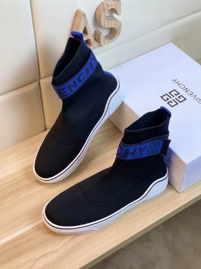 les chaussures Givenchy Femme sont un témoignage de l'engagement de Givenchy à combiner style et sophistication.