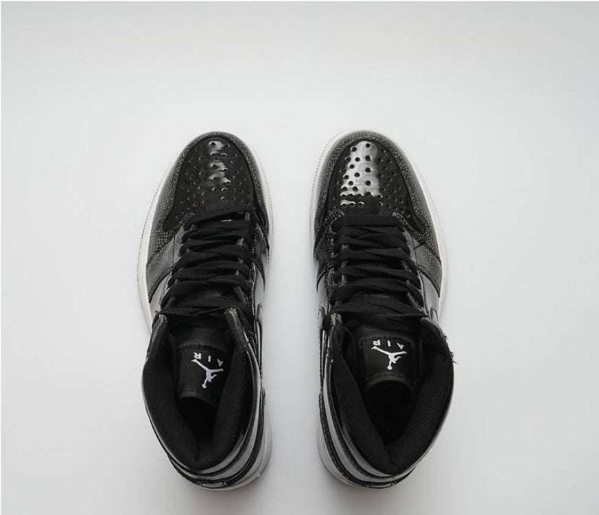 Les baskets Air Jordan 1 offrent un style iconique et une performance légendaire.

 leur design emblématique .pas cher. Le moins cher.