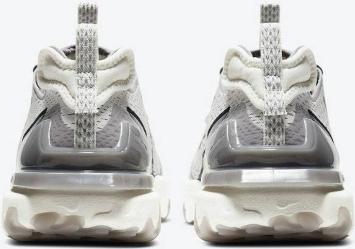 Les baskets Nike React offrent une combinaison exceptionnelle de style moderne et d'innovation technologique. Leur design élégant et les lignes 