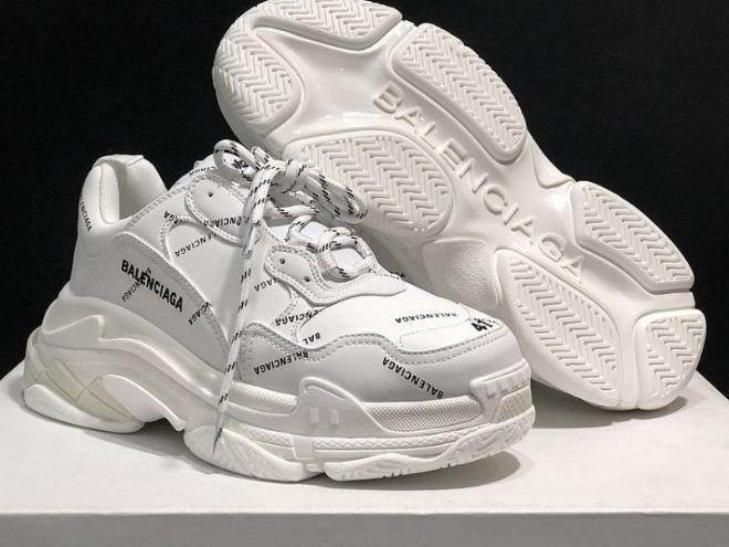 Les baskets Balenciaga Triple S incarnent un style emblématique et incontournable un luxe contemporain.
 leur design novateur. Le moins cher.