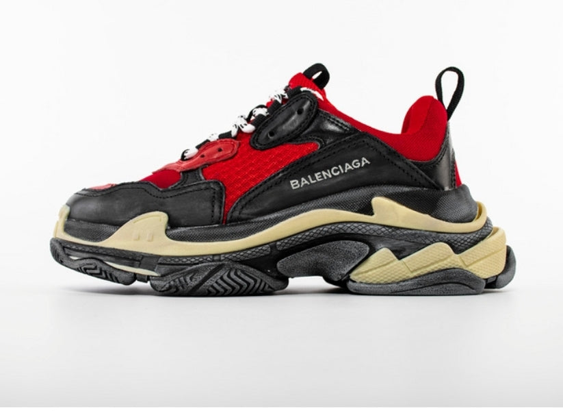 Les baskets Balenciaga Triple S incarnent un style emblématique et incontournable un luxe contemporain.
 leur design novateur. Le moins cher.