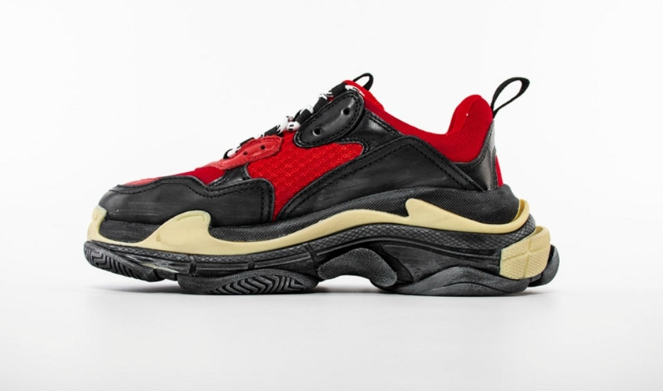 Les baskets Balenciaga Triple S incarnent un style emblématique et incontournable un luxe contemporain.
 leur design novateur. Le moins cher.