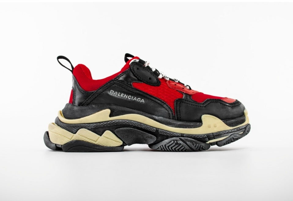 Les baskets Balenciaga Triple S incarnent un style emblématique et incontournable un luxe contemporain.
 leur design novateur. Le moins cher.