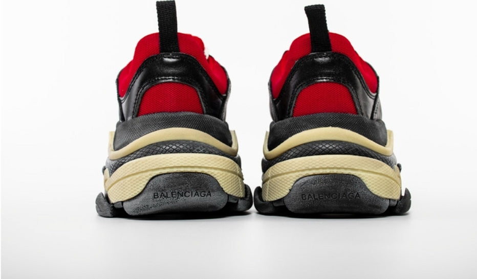 Les baskets Balenciaga Triple S incarnent un style emblématique et incontournable un luxe contemporain.
 leur design novateur. Le moins cher.