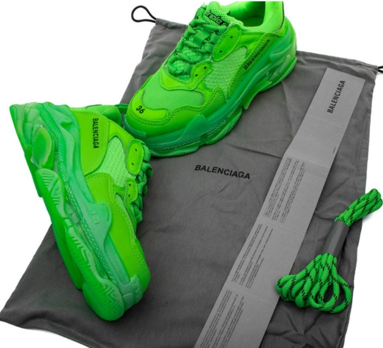 Les baskets Balenciaga Triple S incarnent un style emblématique et incontournable un luxe contemporain.
 leur design novateur. Le moins cher.