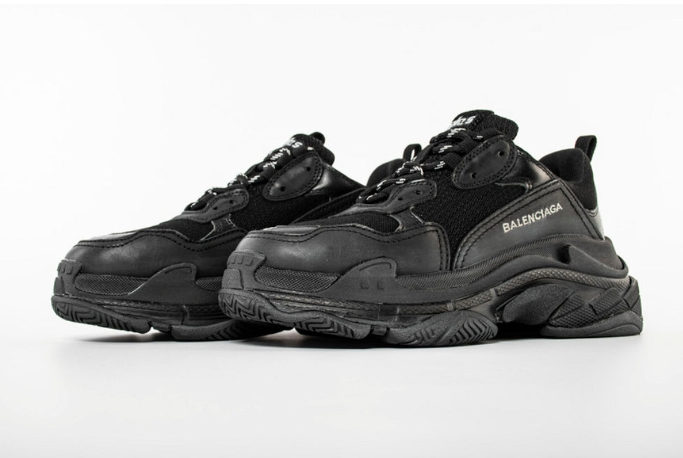 Les baskets Balenciaga Triple S incarnent un style emblématique et incontournable un luxe contemporain.
 leur design novateur. Le moins cher.