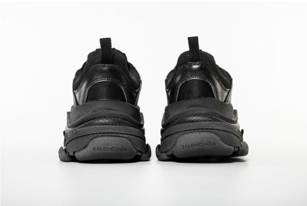 Les baskets Balenciaga Triple S incarnent un style emblématique et incontournable un luxe contemporain.
 leur design novateur. Le moins cher.