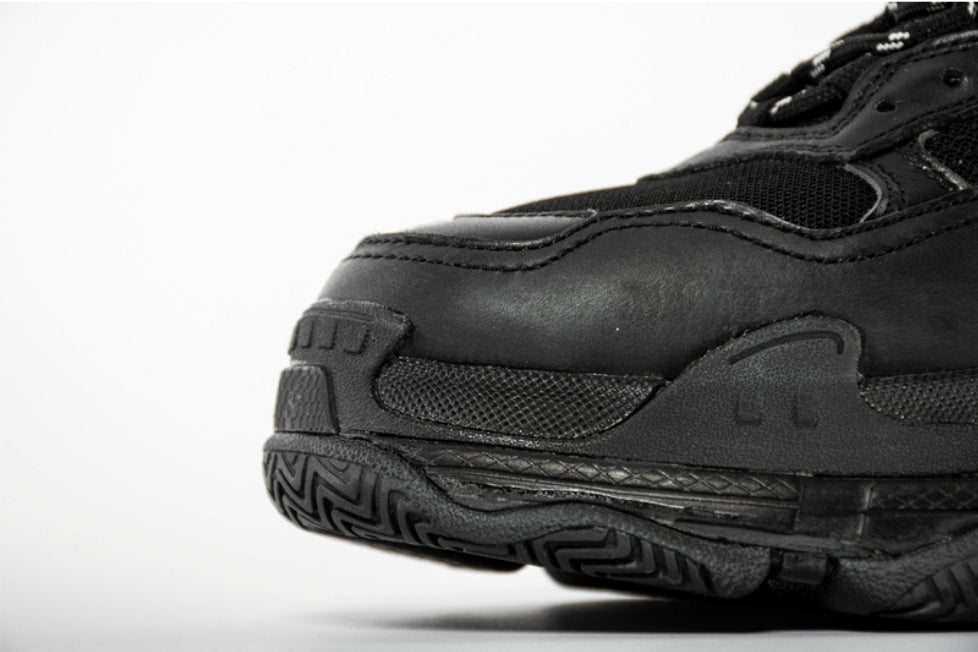 Les baskets Balenciaga Triple S incarnent un style emblématique et incontournable un luxe contemporain.
 leur design novateur. Le moins cher.