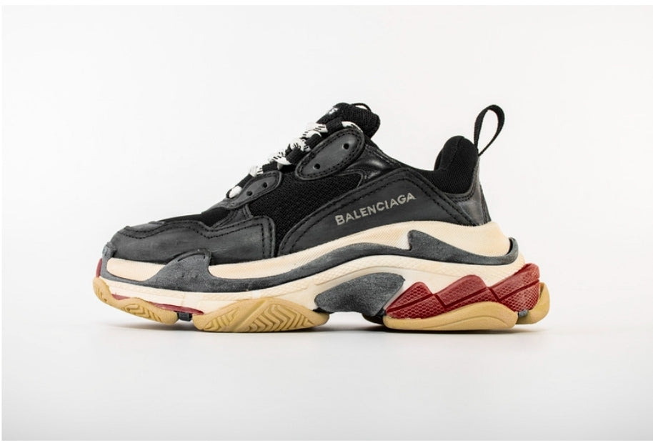 Les baskets Balenciaga Triple S incarnent un style emblématique et incontournable un luxe contemporain.
 leur design novateur. Le moins cher.