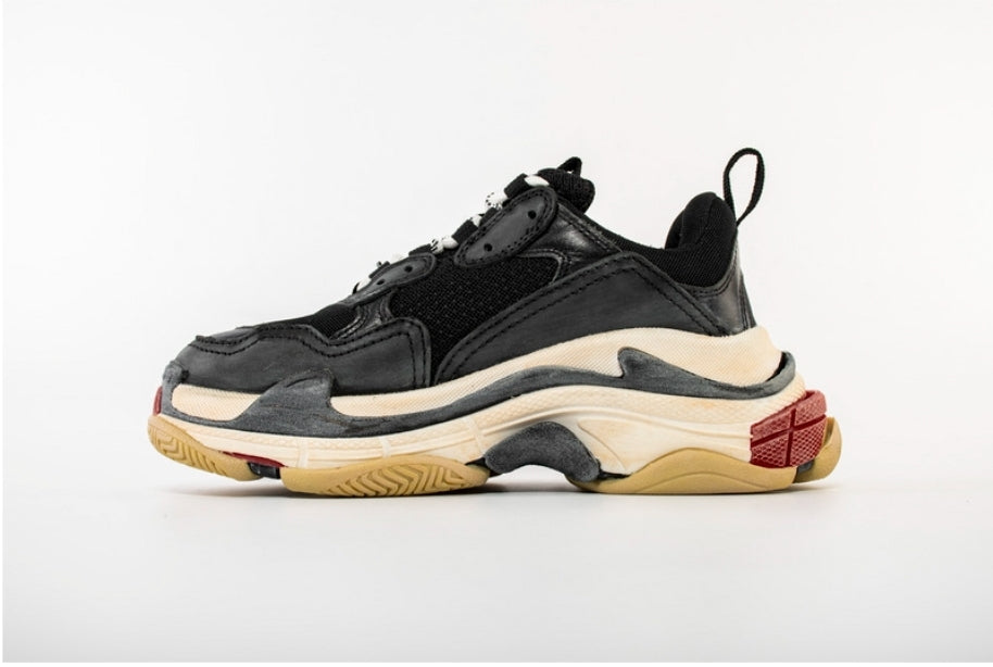 Les baskets Balenciaga Triple S incarnent un style emblématique et incontournable un luxe contemporain.
 leur design novateur. Le moins cher.