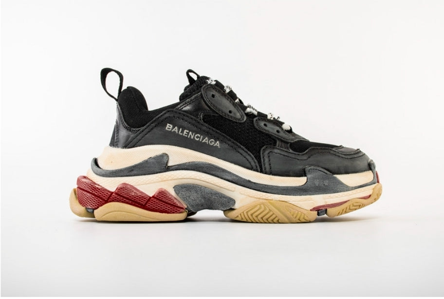 Les baskets Balenciaga Triple S incarnent un style emblématique et incontournable un luxe contemporain.
 leur design novateur. Le moins cher.