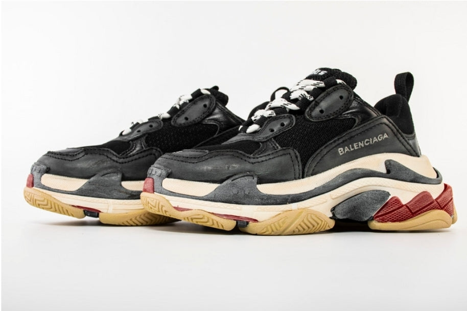 Les baskets Balenciaga Triple S incarnent un style emblématique et incontournable un luxe contemporain.
 leur design novateur. Le moins cher.