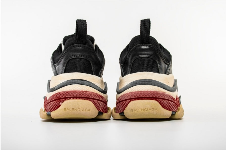 Les baskets Balenciaga Triple S incarnent un style emblématique et incontournable un luxe contemporain.
 leur design novateur. Le moins cher.