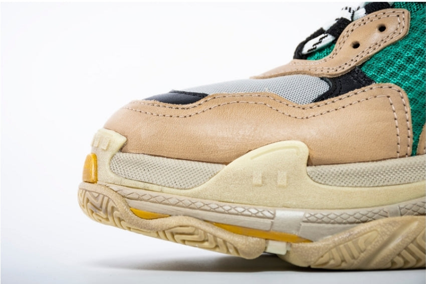 Les baskets Balenciaga Triple S incarnent un style emblématique et incontournable un luxe contemporain.
 leur design novateur. Le moins cher.