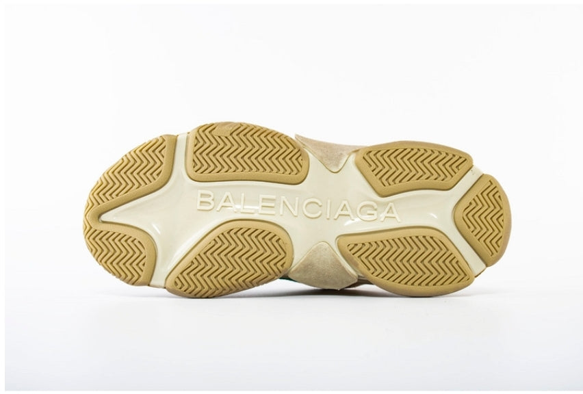 Les baskets Balenciaga Triple S incarnent un style emblématique et incontournable un luxe contemporain.
 leur design novateur. Le moins cher.