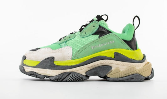 Les baskets Balenciaga Triple S incarnent un style emblématique et incontournable un luxe contemporain.
 leur design novateur. Le moins cher.