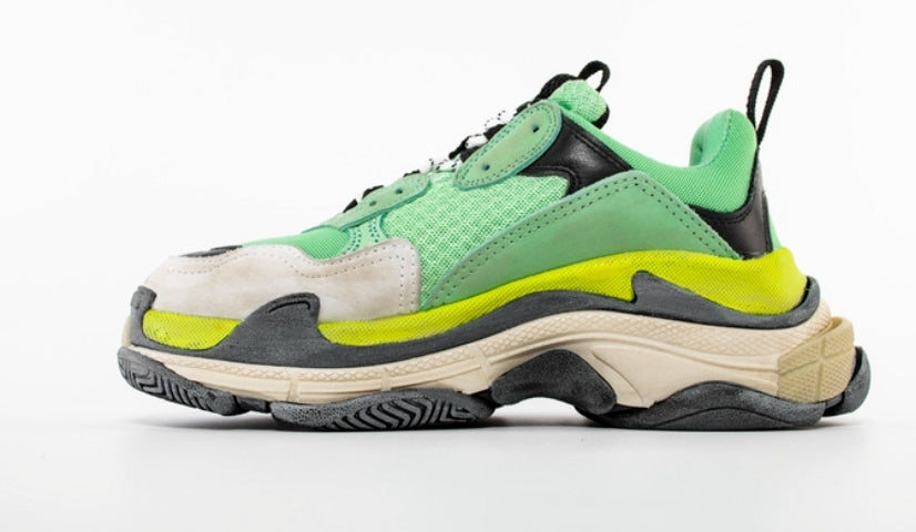 Les baskets Balenciaga Triple S incarnent un style emblématique et incontournable un luxe contemporain.
 leur design novateur. Le moins cher.