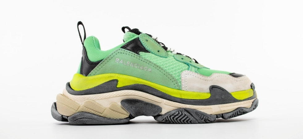 Les baskets Balenciaga Triple S incarnent un style emblématique et incontournable un luxe contemporain.
 leur design novateur. Le moins cher.