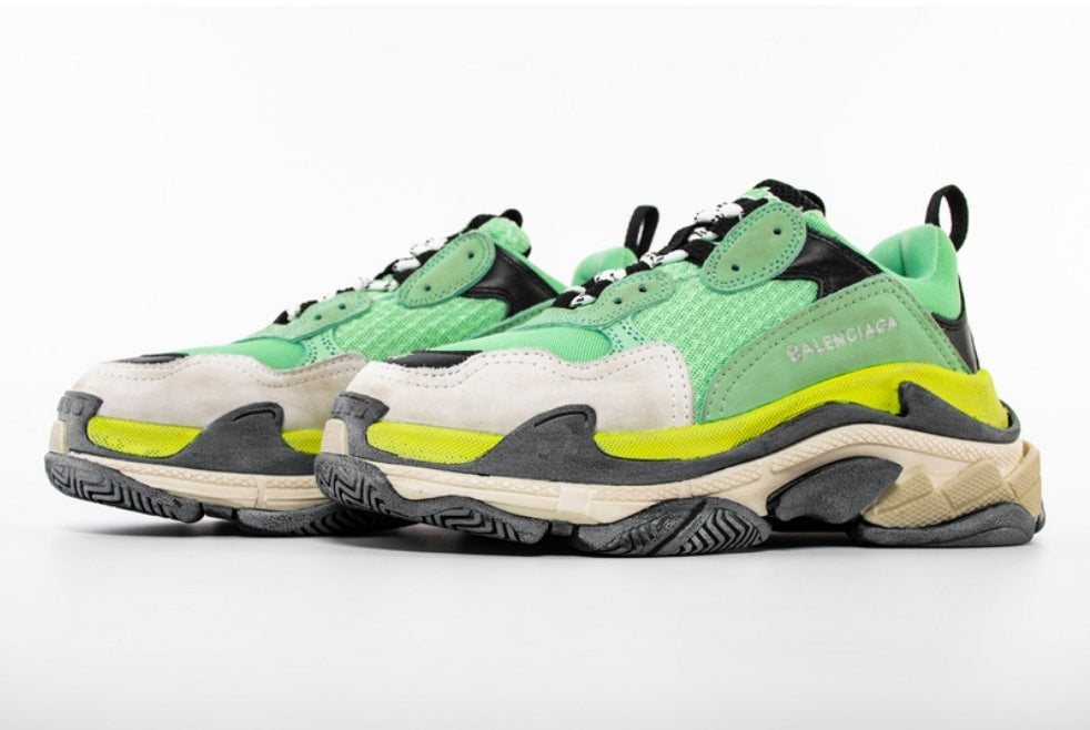 Les baskets Balenciaga Triple S incarnent un style emblématique et incontournable un luxe contemporain.
 leur design novateur. Le moins cher.