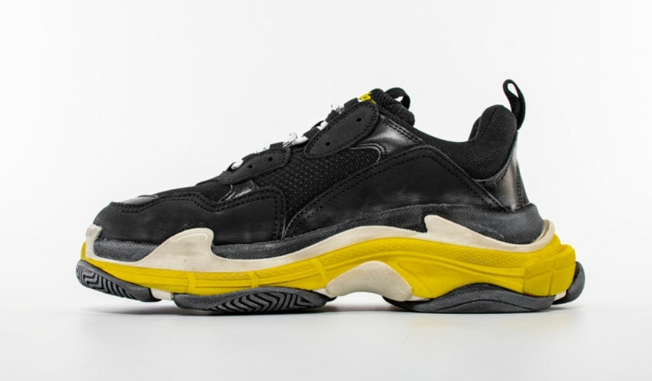 Les baskets Balenciaga Triple S incarnent un style emblématique et incontournable un luxe contemporain.
 leur design novateur. Le moins cher.