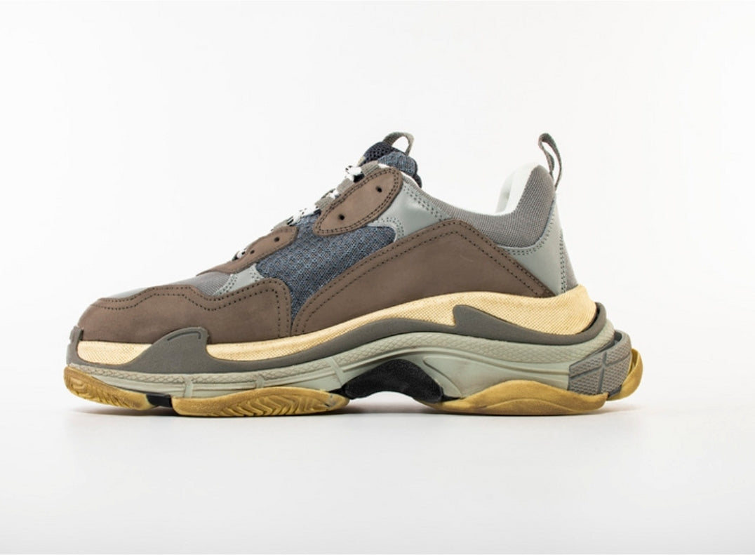 Les baskets Balenciaga Triple S incarnent un style emblématique et incontournable un luxe contemporain.
 leur design novateur. Le moins cher.