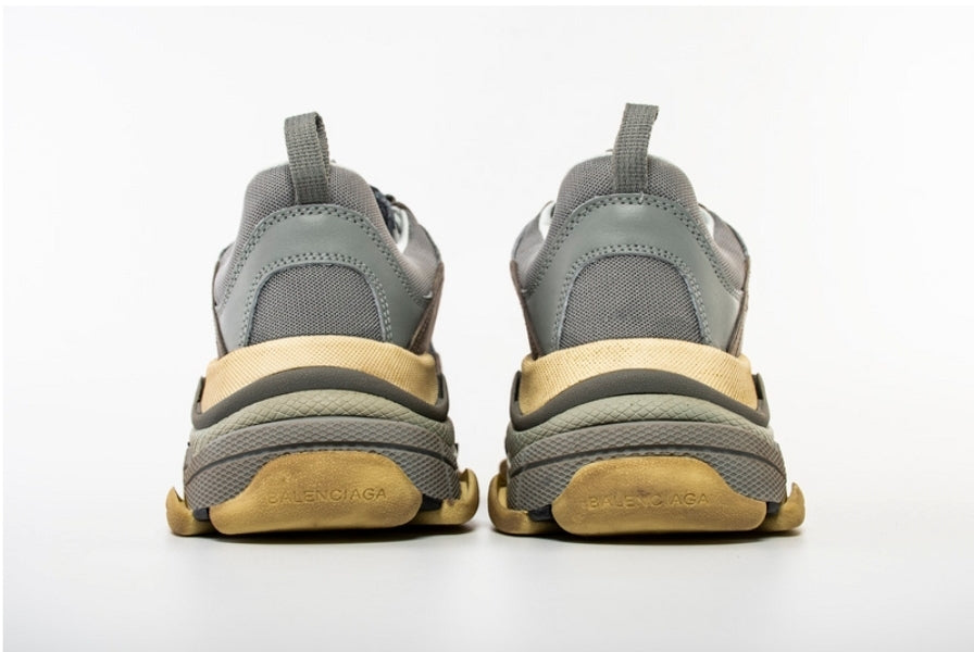 Les baskets Balenciaga Triple S incarnent un style emblématique et incontournable un luxe contemporain.
 leur design novateur. Le moins cher.