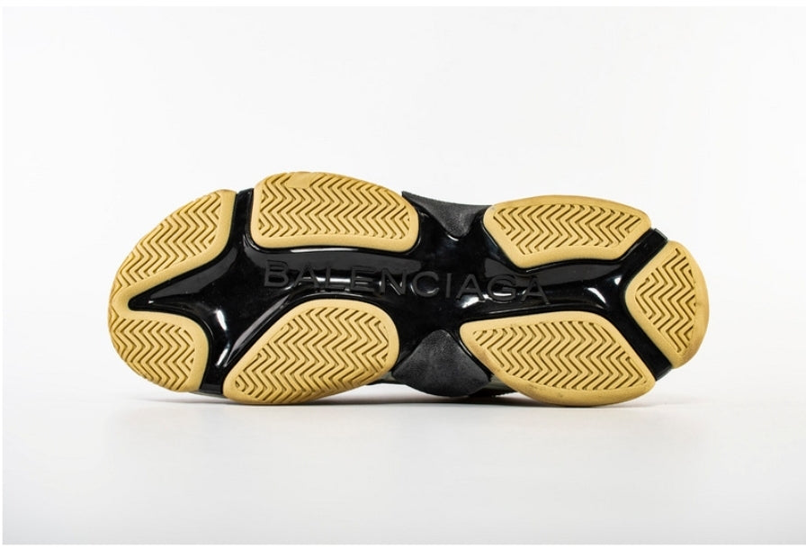 Les baskets Balenciaga Triple S incarnent un style emblématique et incontournable un luxe contemporain.
 leur design novateur. Le moins cher.