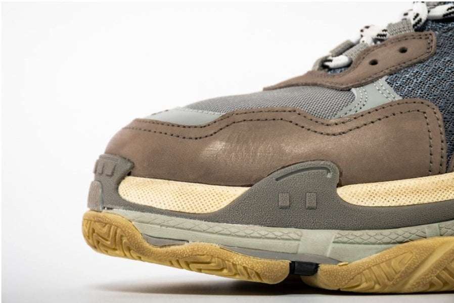 Les baskets Balenciaga Triple S incarnent un style emblématique et incontournable un luxe contemporain.
 leur design novateur. Le moins cher.