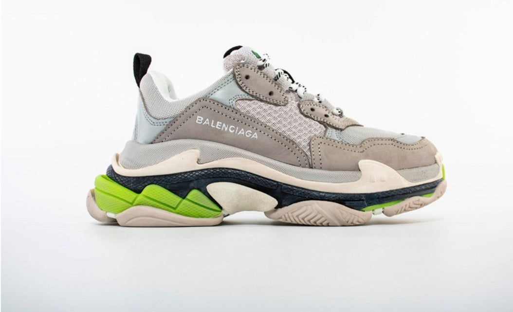 Les baskets Balenciaga Triple S incarnent un style emblématique et incontournable un luxe contemporain.
 leur design novateur. Le moins cher.