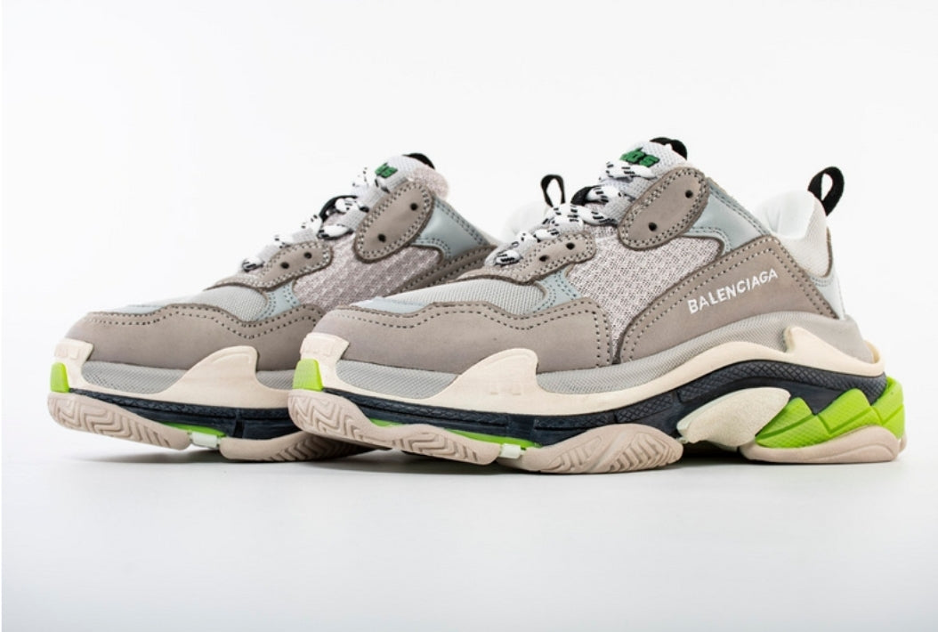 Les baskets Balenciaga Triple S incarnent un style emblématique et incontournable un luxe contemporain.
 leur design novateur. Le moins cher.