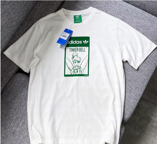 Le t-shirt Adidas incarne un style sportif moderne et une grande polyvalence.

Avec son design épuré et sa qualité irréprochable, il est parfait pour ceux qui recherchent un équilibre entre performance et mode. Fabriqué avec des matériaux de haute qualité, ce t-shirt offre confort et durabilité au quotidien.