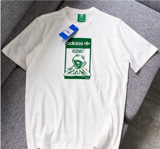 Le t-shirt Adidas incarne un style sportif moderne et une grande polyvalence.

Avec son design épuré et sa qualité irréprochable, il est parfait pour ceux qui recherchent un équilibre entre performance et mode. Fabriqué avec des matériaux de haute qualité, ce t-shirt offre confort et durabilité au quotidien.