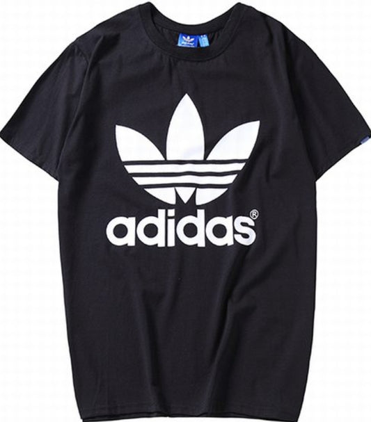 Le t-shirt Adidas incarne un style sportif moderne et une grande polyvalence.