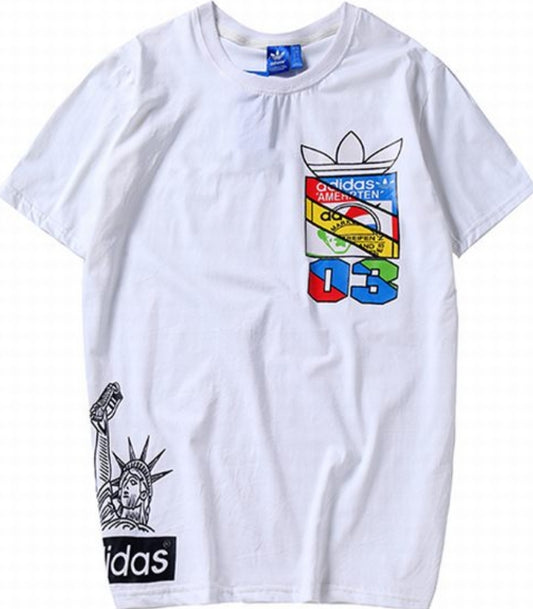 Le t-shirt Adidas incarne un style sportif moderne et une grande polyvalence.