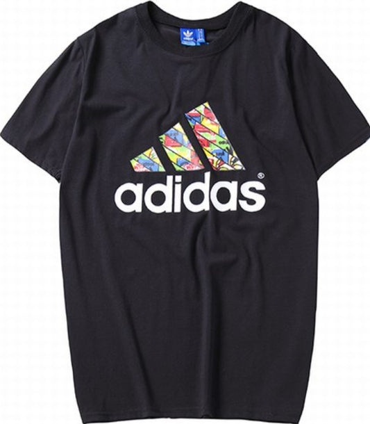 Le t-shirt Adidas incarne un style sportif moderne et une grande polyvalence.