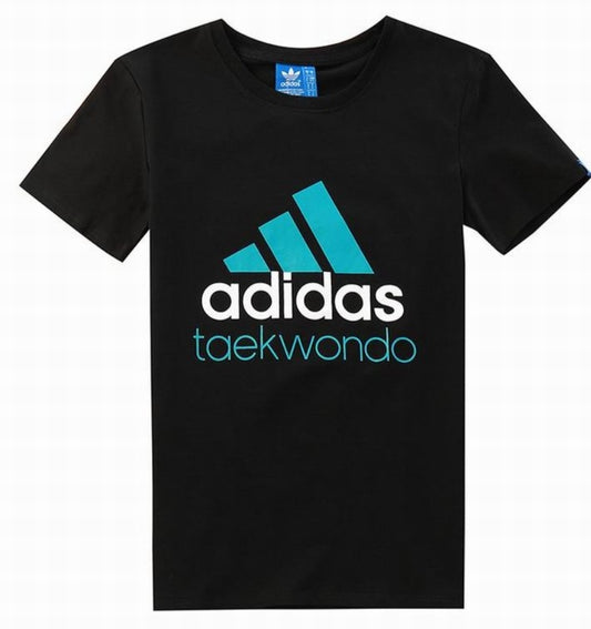 Le t-shirt Adidas incarne un style sportif moderne et une grande polyvalence.