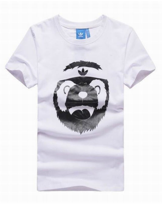 Le t-shirt Adidas incarne un style sportif moderne et une grande polyvalence.